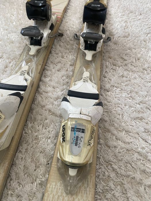 Schiuri și clăpari (mărimea 36) pentru fete. Se vând împreună.