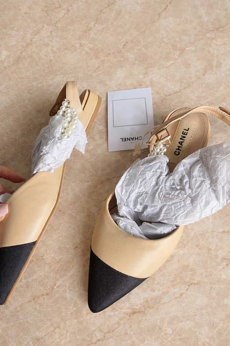 Chanel размер 37 бежови обувки пантофки перели остри кожени кафяви черни Chanel равни без ток с каишка еко кожа нови 38 номер уникални