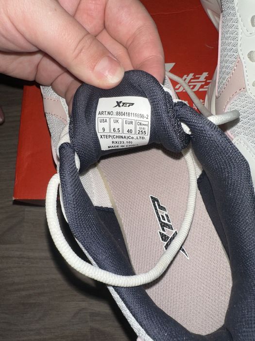 Кроссовки женские