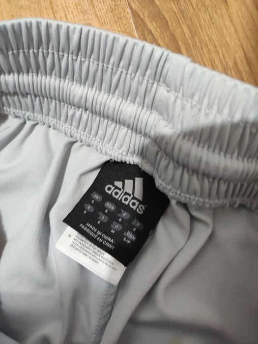 Pantaloni scurți Adidas mărimea S