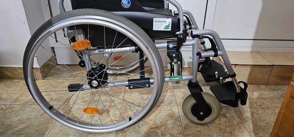 Carucior cu roti pentru persoane cu dizabilitati . Stare foarte buna .