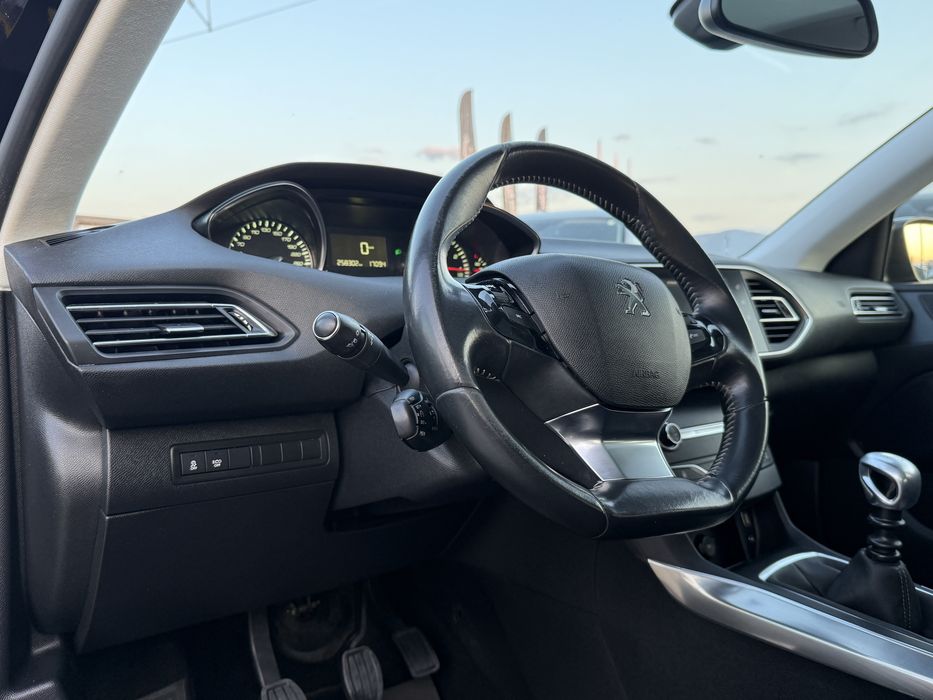 Peugeot 308 1.2i* 2015г* РЪЧКА* Топ Състояние* СЕРВИЗНА*