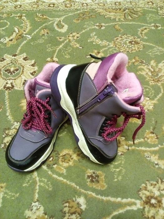 Продам детские утеплённые кроссовки