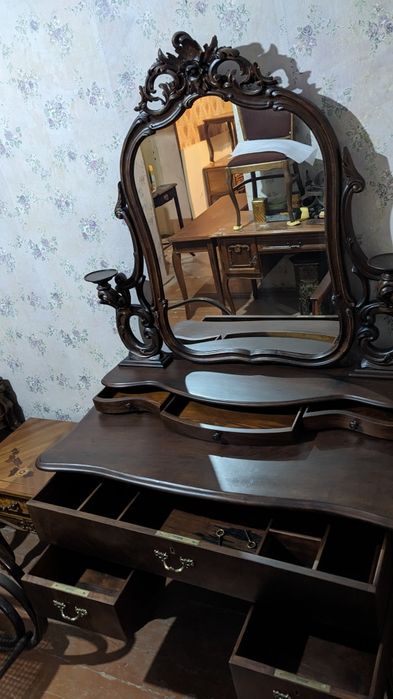 Старинное антикварное дамское бюро с подсвечниками после реставрации.