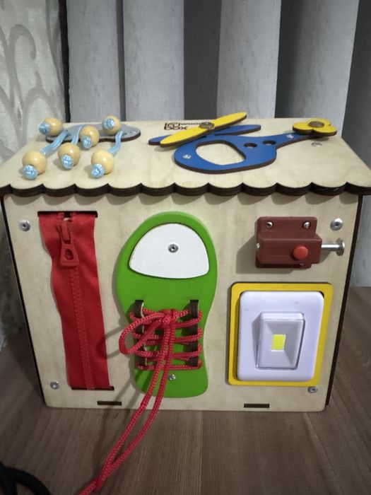Развивающая  игрушка домик