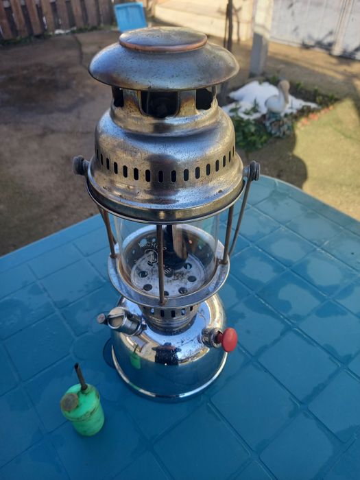 Петромаксова лампа.има и чорапче.