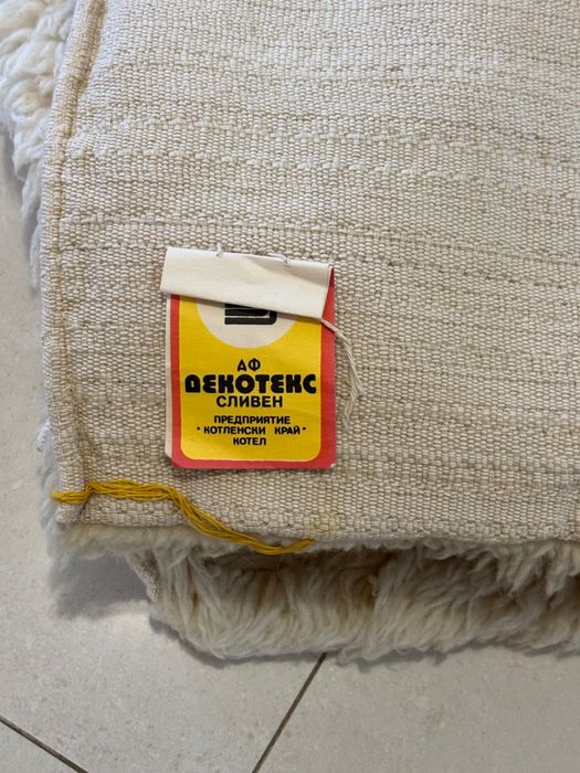 2 бели пухкави килими от естествена овча кожа – още с етикет.