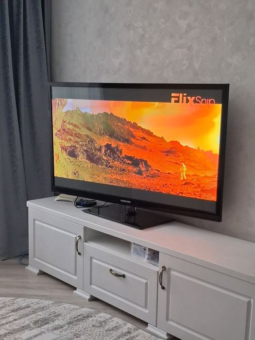 Телевизор с тумбой