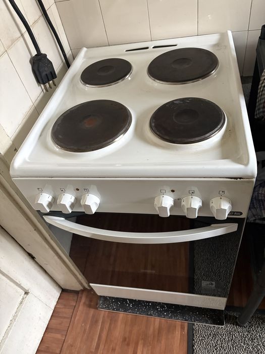 Продавам печка Zanussi