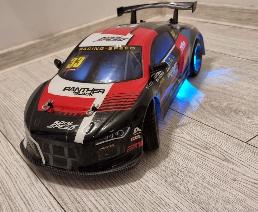 Masinuta cu telecomanda wireless, in stare foarte buna.