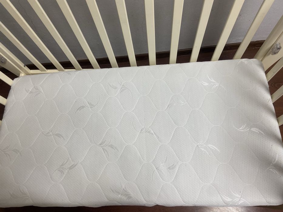 Продам детскую кровать с маятником