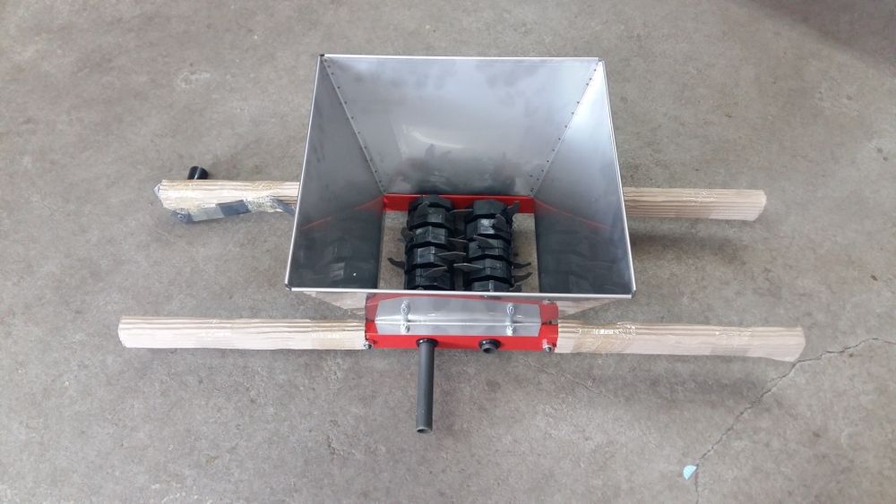 Продавам ръчна мелачка за плодове(ябълки ,дюли и круши)