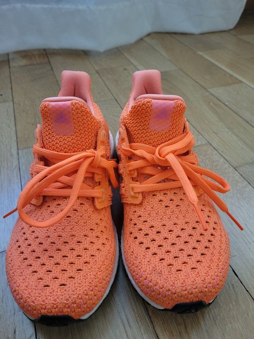 Vând adidași marca Adidas Boost