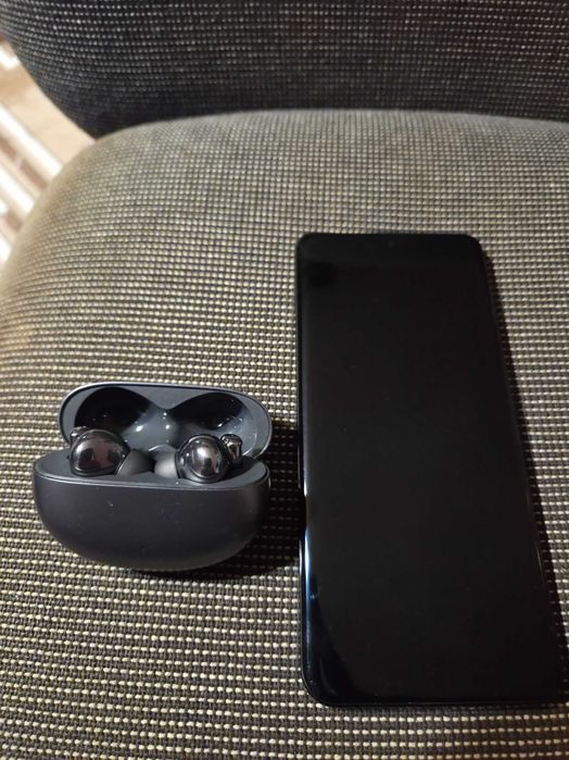 Honor 90 със слушалки