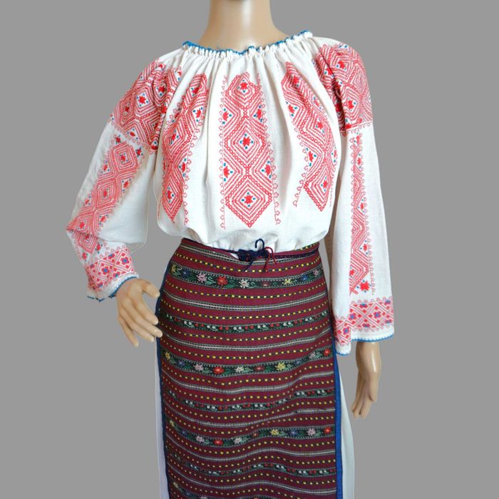 Costum popular oltenesc vechi cu ie cusuta manual , masura S-M