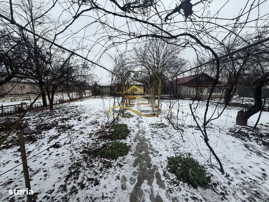Casa batraneasca cu teren de vanzare in Lilieci Bacau