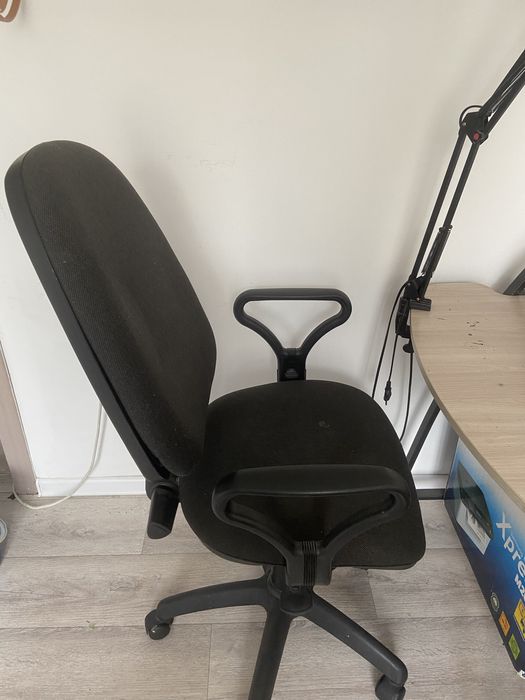 Компьютерный стол и кресло