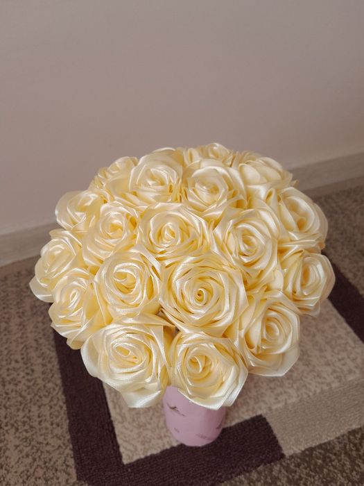 Букет роз из атласной ленты