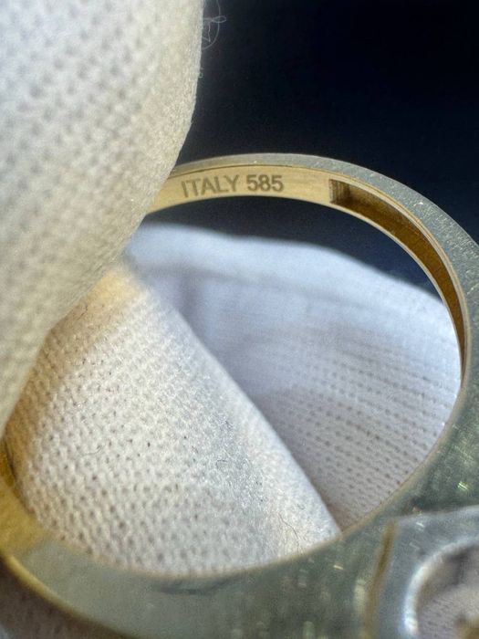 Золото  Кольцо Масса: 2,4