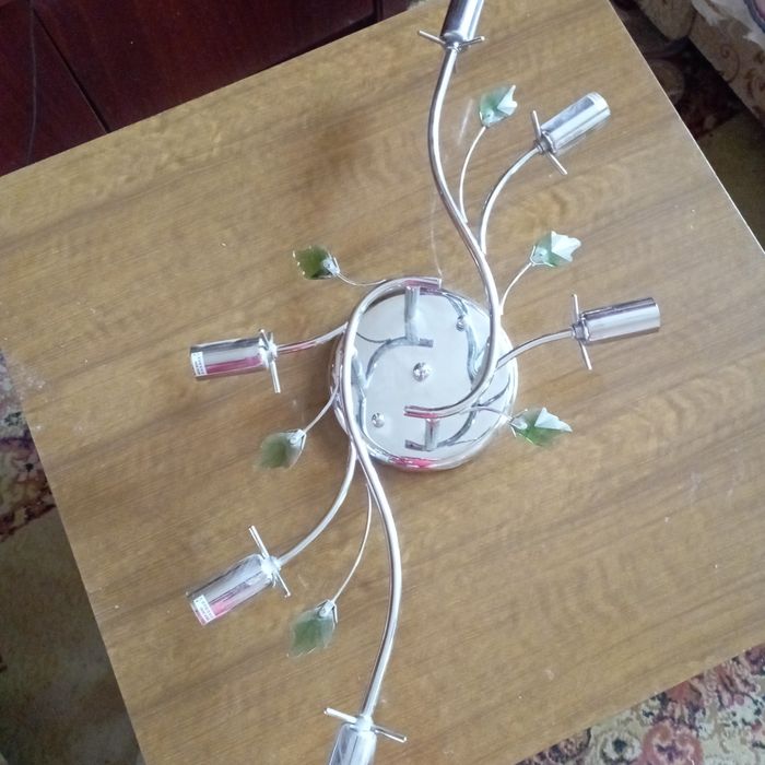 Продам 2 люстры и светильник