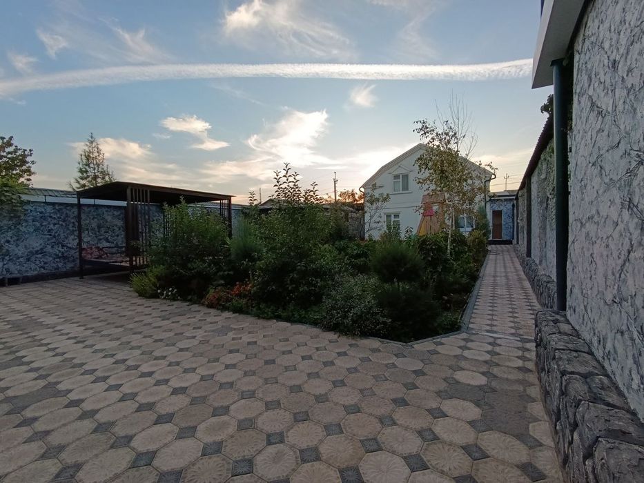 Участок 6 соток с двухэтажным домом 10 комнат Бектемир