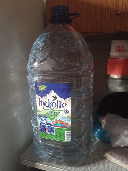 Продам баклажки от воды 10, внутри чистые. 35 шт