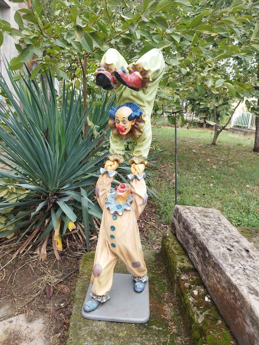 Колекционерска фигура на клоун на филипинския автор Jun Asilo