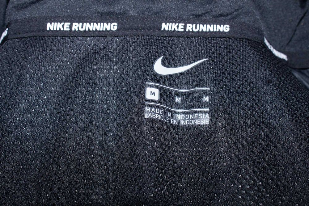 Nike Essential Packable дамско яке черно за бягане влагоотвеждащо М