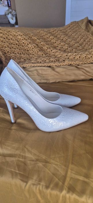 Чисто нови бели обувки на ток