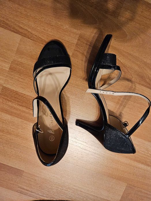 Sandale negre cu toc subtire de 9 cm, nepurtate