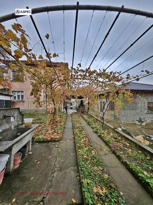 Продава се Етаж от къща в Плевен, Сторгозия - 83 кв.м за 891 €/кв.м - Снимка #1
