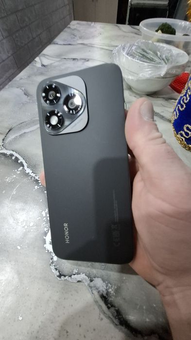 Продаётся телефон хонор400лайт.