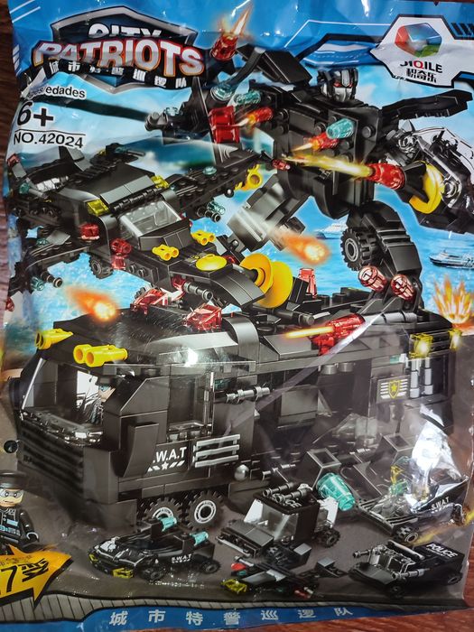 Конструктор аналог LEGO. Самолёт робот машина