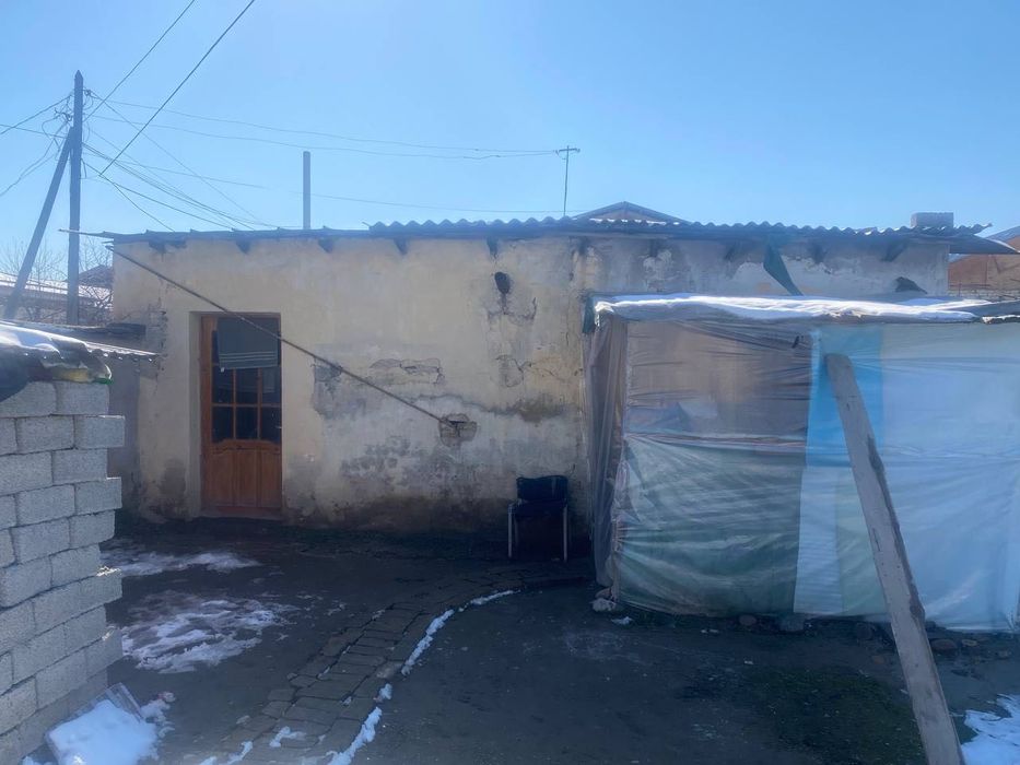 Ер сотилади Бектемрида 4 сотик 2 хона временка уйи бор