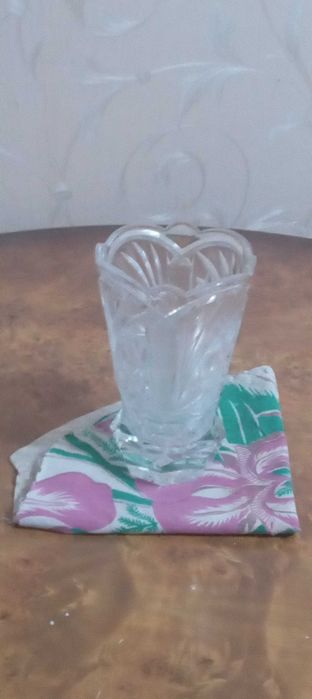 Две хрустальные вазы для цветов