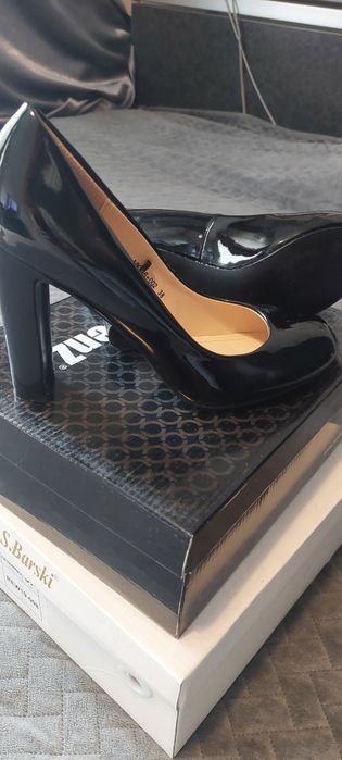 Високи черни обувки