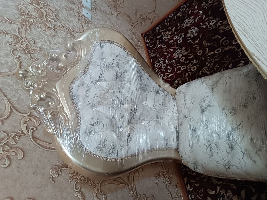 Mehmonhona uchun yangi stol stul