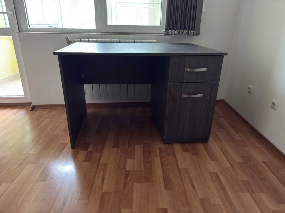 Поръчково запазено бюро