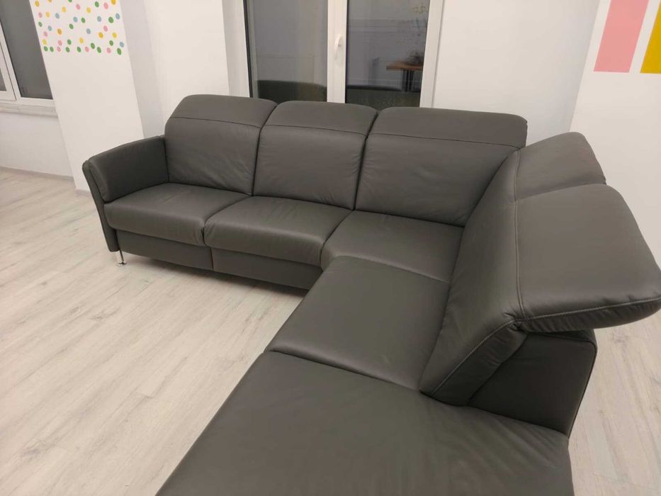Canapea tip coltar din piele cu recliner extensibil electric