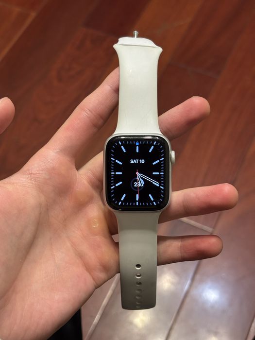 Apple Watch 5 / 44mm / White