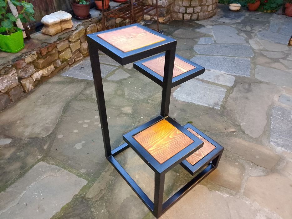 Цветарник метален, прахово боядисан.