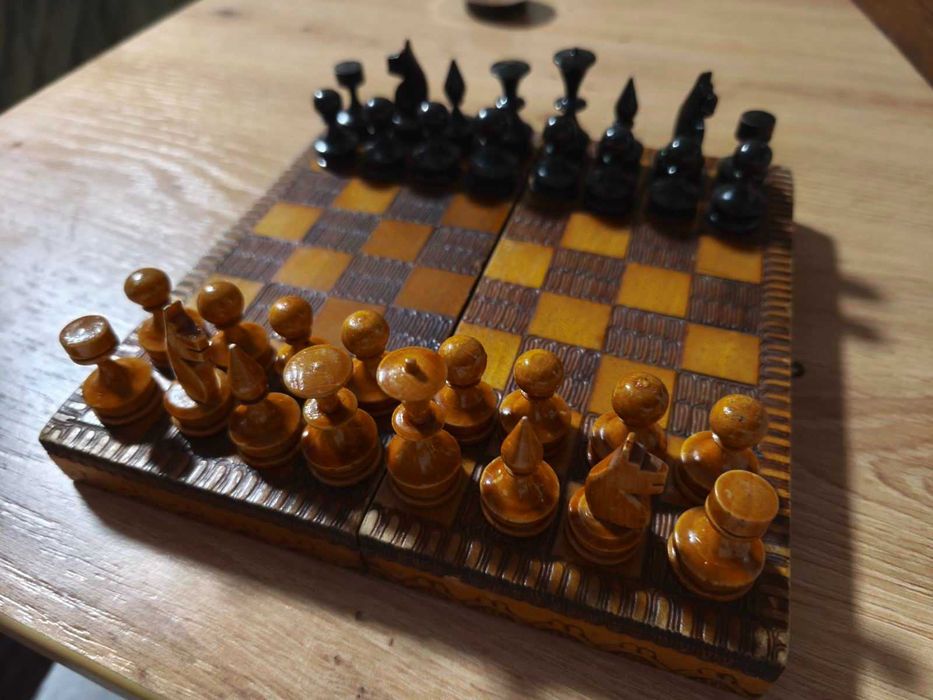 Малък Шах с Дървени фигури от Соца 17 х 17 см