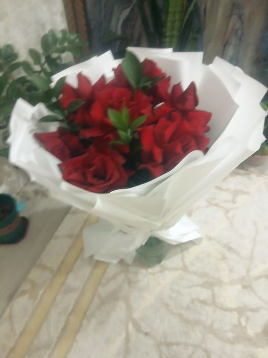 Свежые розы красный