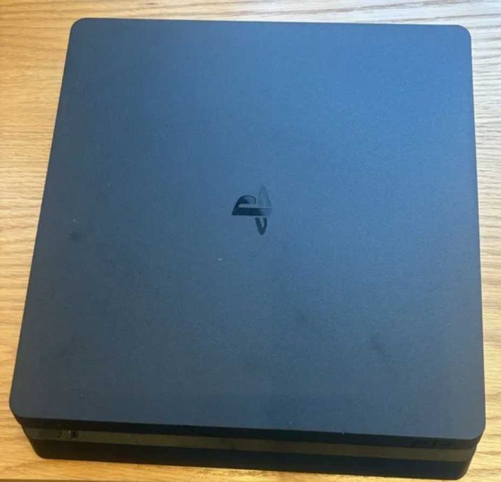 PS 4 с два безжични джойстика