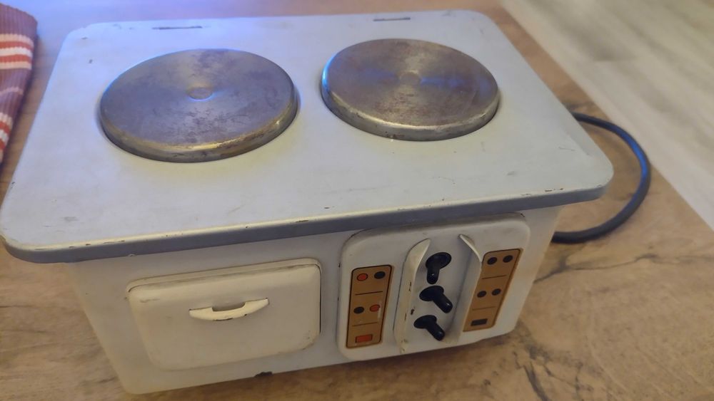 Mini plită cu cuptor  220 v ani 50