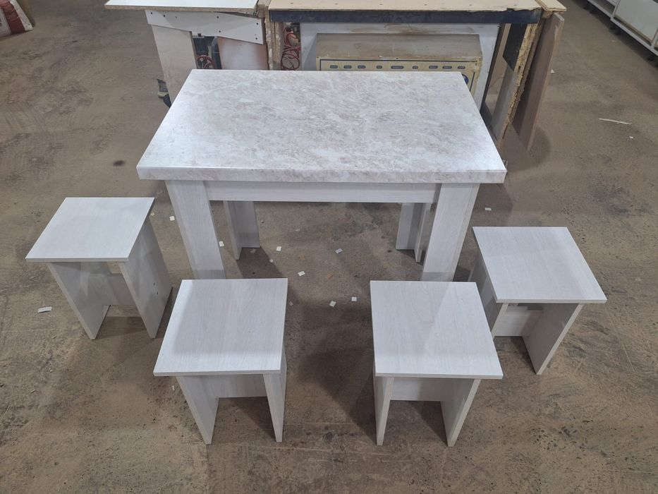 Продам новые стол и 4табуретки. Размеры стола 90см длина, ширина 60см