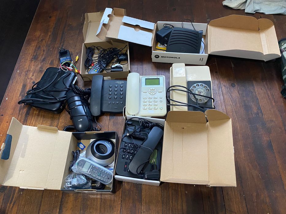 Лот от стари телефони и приемници -50Лв.