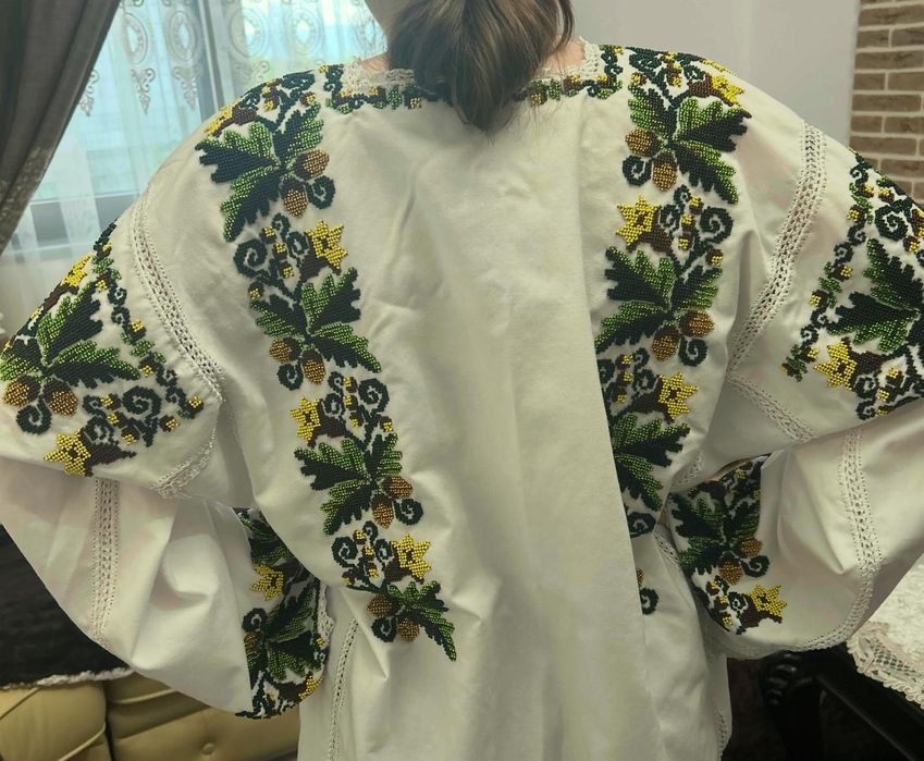 Cămașă cu mărgele cusuta manual