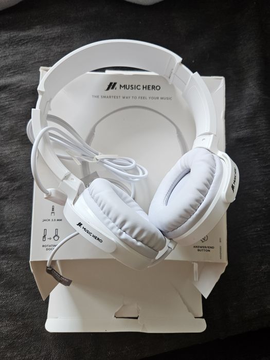 Слушалки чисто нови в кутия бели и черни