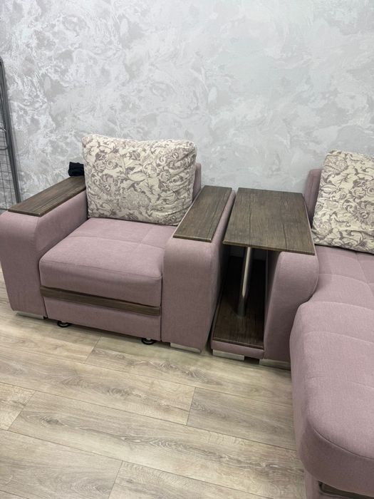 Продам угловой диван с пуфом